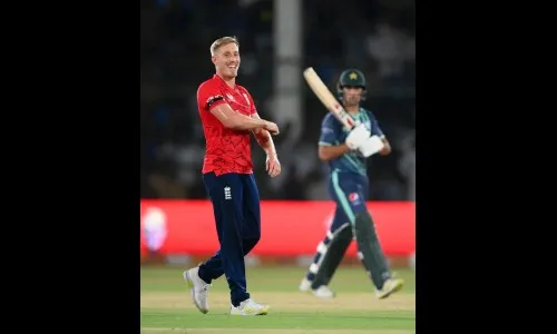 इंग्लंडचा पाकिस्तानवर एकतर्फी विजय