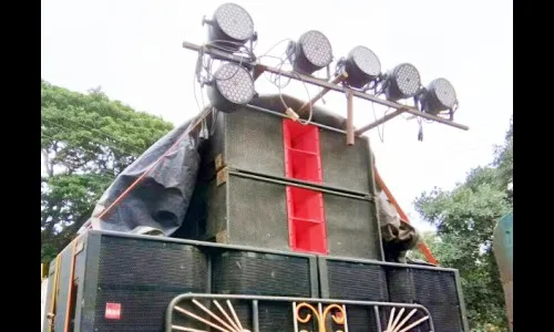 ध्वनिप्रदूषण केल्याप्रकरणी ६३ मंडळांवर गुन्हे Limits should be placed on the deafening sound of Dolby.