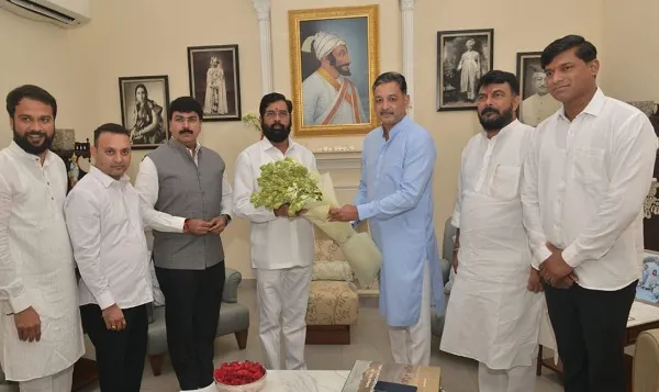 संभाजीराजेंच्या निवासस्थानी मुख्यमंत्री शिंदेंची सदिच्छा भेट