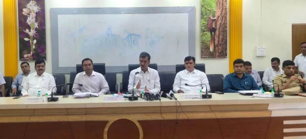 मला टंगळमंगळ करणारे अधिकारी नकोत, मंत्री देसाईंनी सुनावले खडेबोल