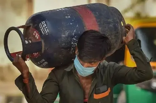 व्यावसायिक गॅस सिलिंडरच्या दरात मोठी कपात Commercial cylinders cost Rs 209
