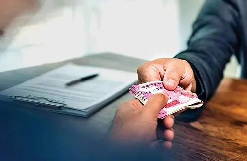 ६ हजाराची लाच स्वीकारताना मुख्याध्यापकासह लिपिकास अटक