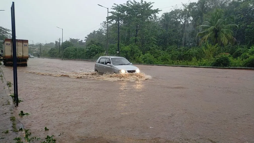 ढगफुटीसदृश्य पावसाने वाळपईला झोडपले