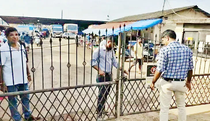 मालीम जेटीच्या मुख्य गेटला ठोकले टाळे