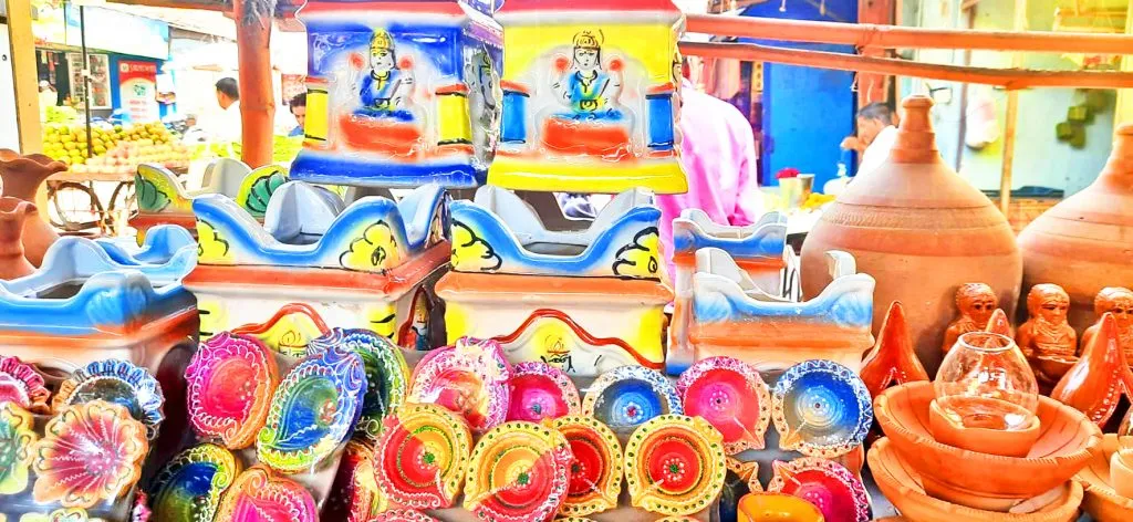 दिवाळीसाठी आकर्षक दिवे, पणत्या दाखल