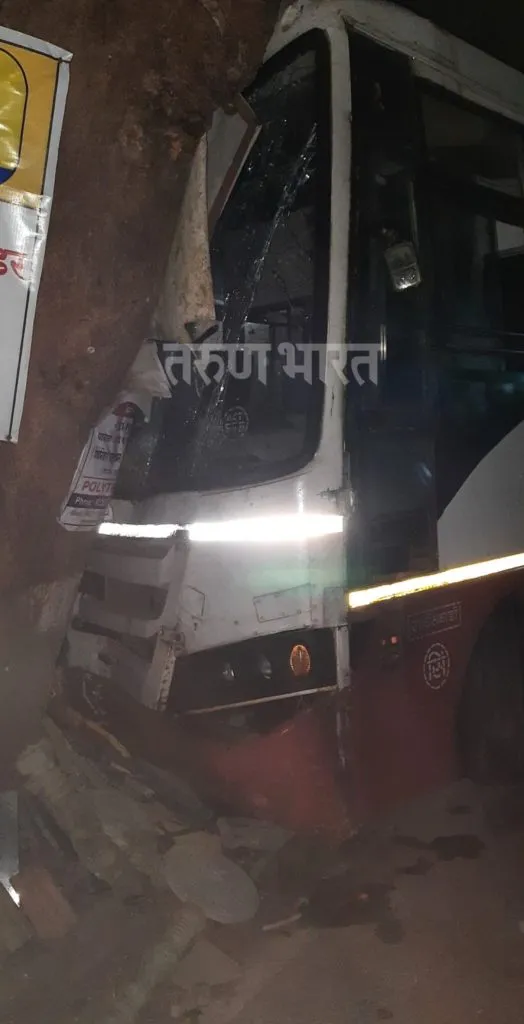 आजगावात एसटी बसचा अपघात