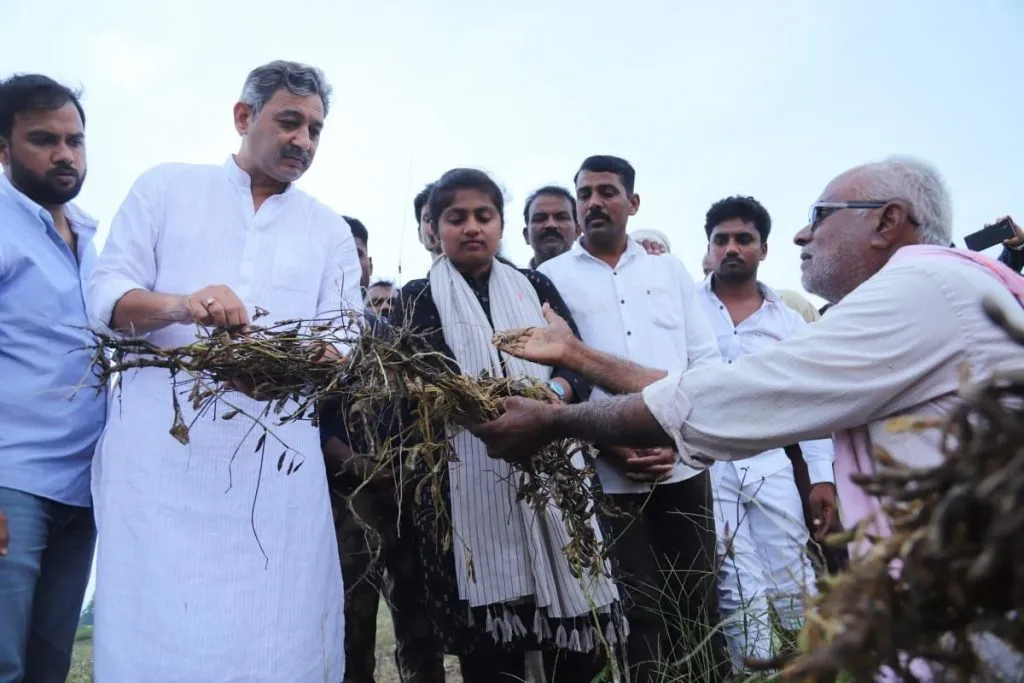 Kolhapur : अतिवृष्टीग्रस्त शेतकऱ्यांना तातडीने मदत द्या- स्वराज्य संघटनेचे प्रमुख संभाजीराजे छत्रपती