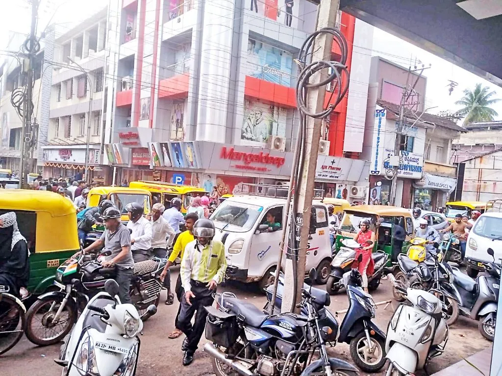 खरेदीला उधाण, वाहतूक कोंडीमुळे हैराण