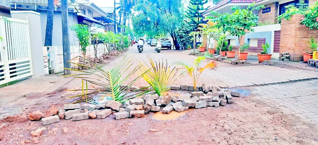 हिंदवाडी रस्त्यावर खड्डे