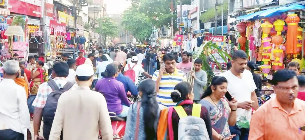 दिवाळीच्या खरेदीसाठी बाजारात गर्दी