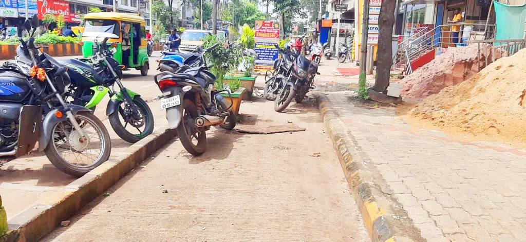 फुटपाथवर फेरीवाले; सायकल ट्रकवर गाडीवाले!