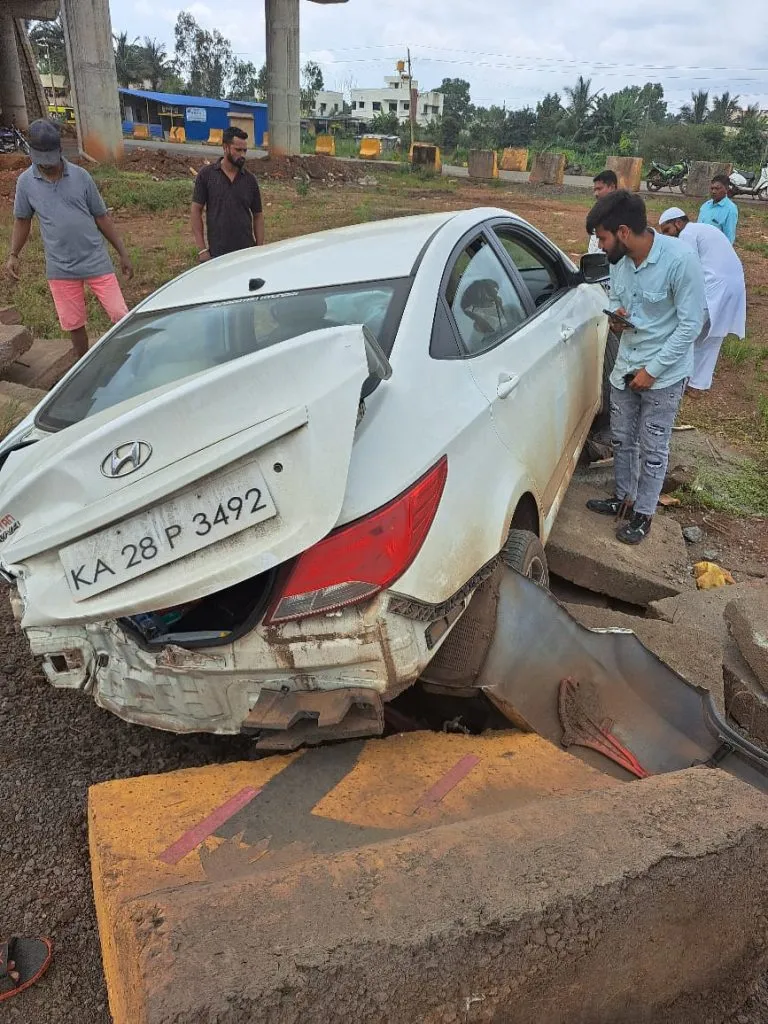 कारचा अपघात, विद्यार्थी थोडक्यात वाचविले..