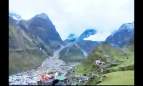 केदारनाथ मंदिराजवळ हिमस्खलनाची घटना
