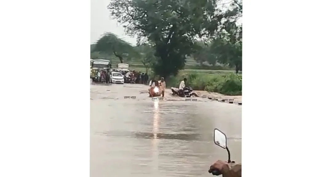 पुरात मोटरसायकलस्वार गेला वाहून…!