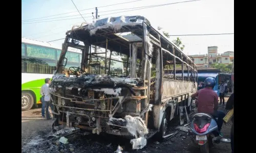 बसमध्ये होरपळल्याने चालक-वाहकाचा अंत