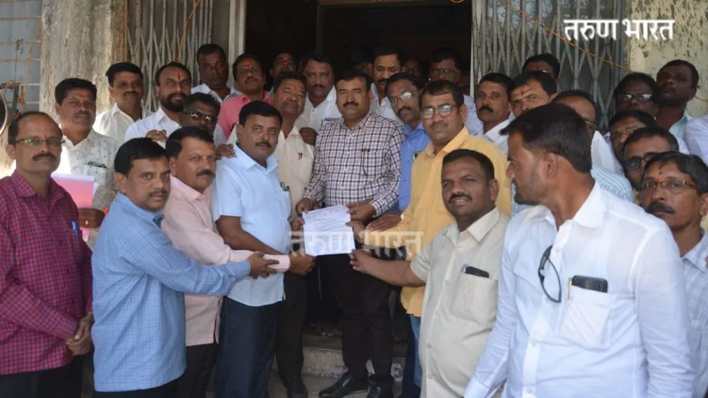 गटसचिवांची जिल्हा उपनिबंधक कार्यालयासमोर धरणे