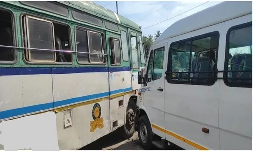 बांद्यात एसटी व ट्रॅव्हलरमध्ये अपघात