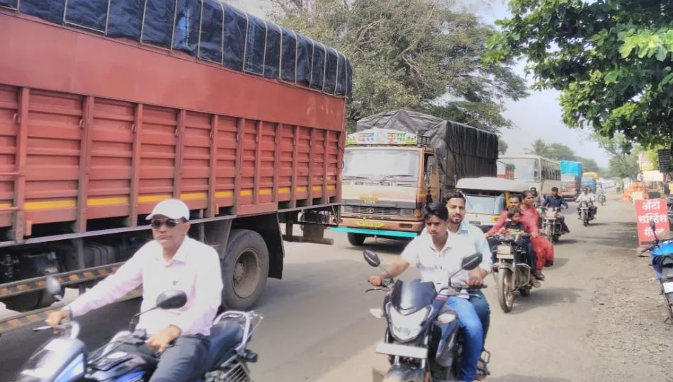 पावसामुळे सांगली-कोल्हापूर राज्य महामार्गावर वाहतूक कोंडी