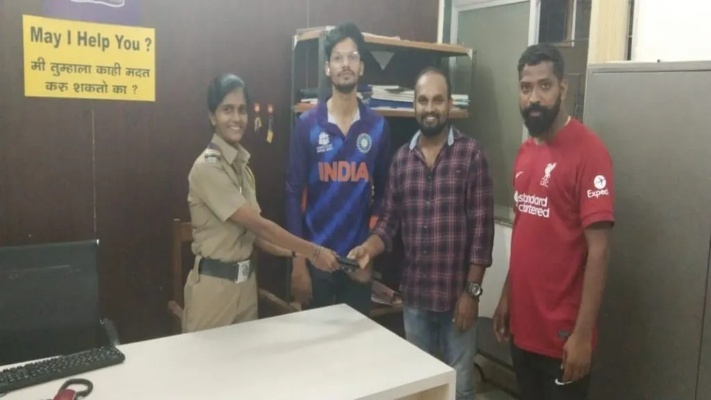 युवकाचा असाही प्रामाणिकपणा ; मणेरीच्या रोहित नाईकने हरवलेले पाकिट केले परत