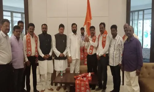 ठाकरे गटाच्या तीन उपजिल्हाप्रमुखांचा शिंदे गटाच्या शिवसेनेत प्रवेश
