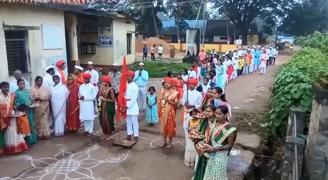 झुंजवाड येथे दौवडीचे स्वागत-महिलांकडून लक्ष्मी मंदिरात भक्तीगिते सादर