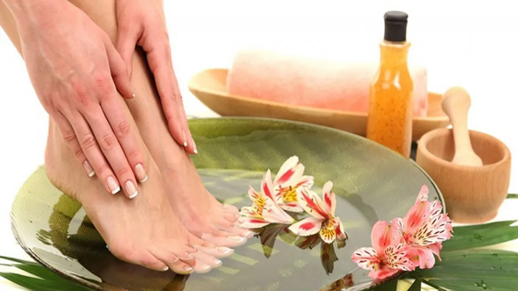 थंडीत अशी घ्या पायांची काळजी