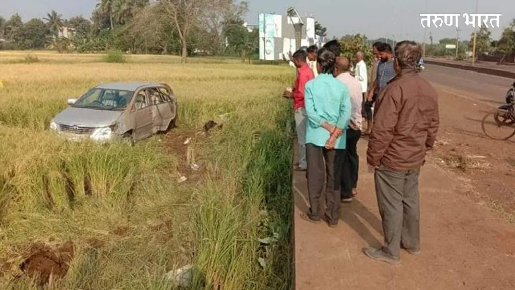 विचित्र अपघातात चौघेजण जखमी