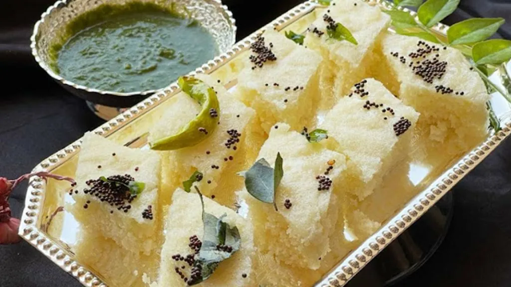 झटपट आणि चविष्ट रवा ढोकळा