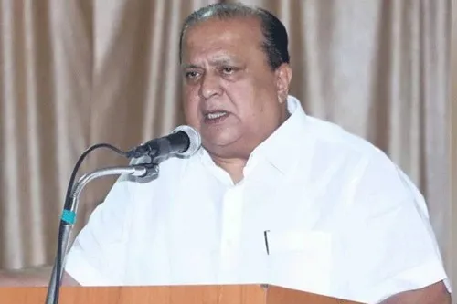 जितेंद्र आव्हाड यांनी राजीनामा न देता संघर्ष केला पाहिजे : माजी मंत्री हसन मुश्रीफ