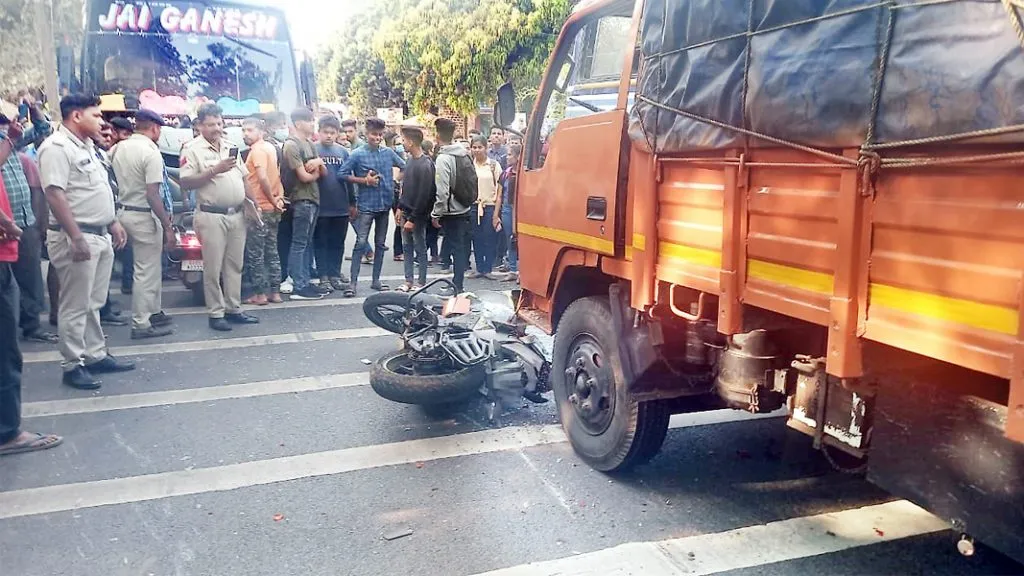 फर्मागुडी येथे चार वाहनांच्या अपघातात दुचाकीस्वार जखमी