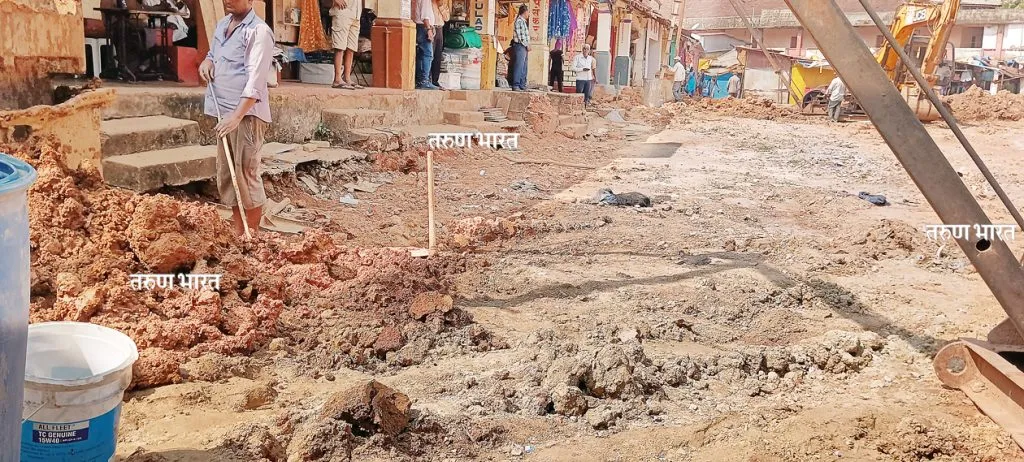 कुडचडेतील बाजार संकुल बांधकामाची नगरसेवकांकडून पाहणी