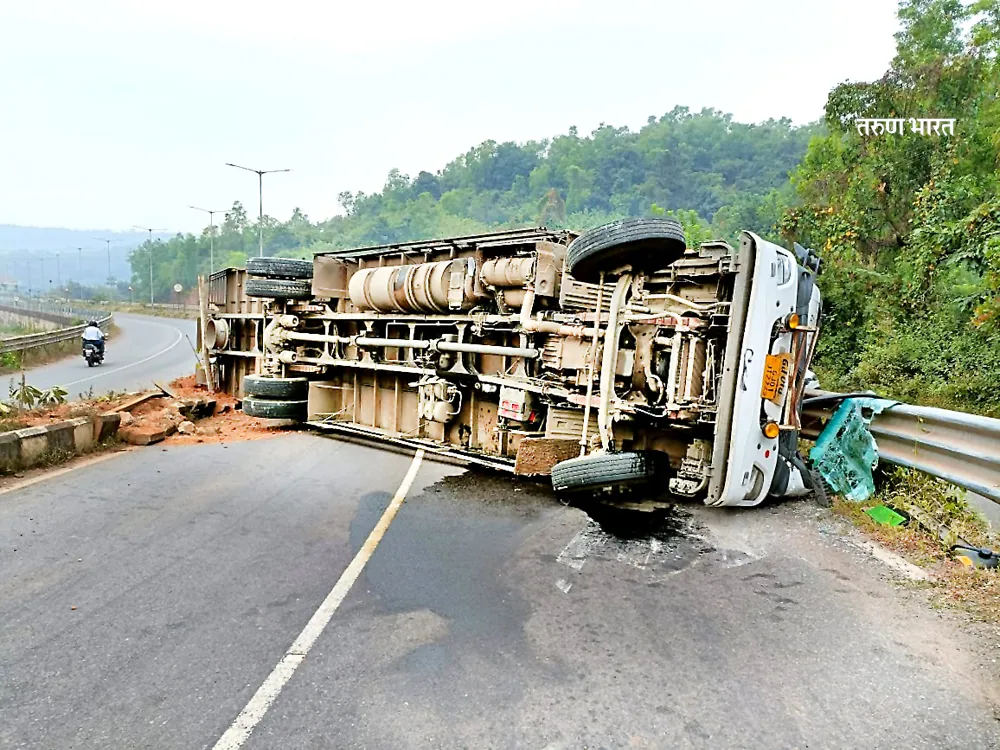 ढवळी बगलरस्त्यावर ट्रक उलटून अपघात