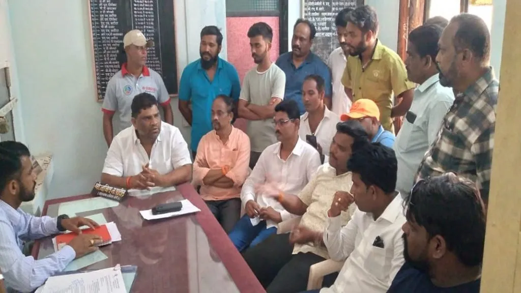 मालवणातील रस्त्यांची कामे रखडल्याने आमदार वैभव नाईकांकडून अधिकारी धारेवर