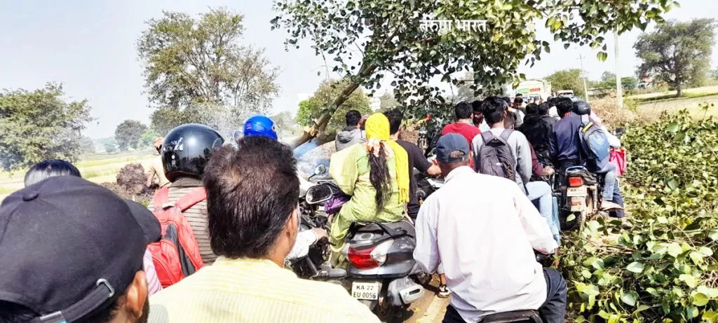 वडगाव-येळ्ळूर रस्त्यावरील झाड तोडल्याने कोंडी