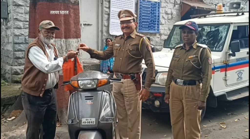 चोरीला गेलेली दुचाकी शहर पोलिसांकडून मालकास परत