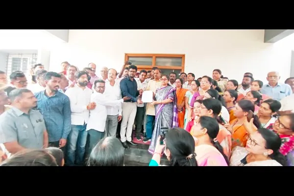 ट्रेलर दाखवलात, पिक्चर आमचे कार्यकर्ते दाखवतील