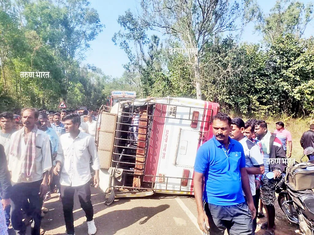 प्रवाशी टेम्पो उलटून 30 जण जखमी