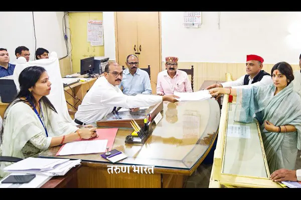 डिंपल यादवांनी भरला उमेदवारी अर्ज