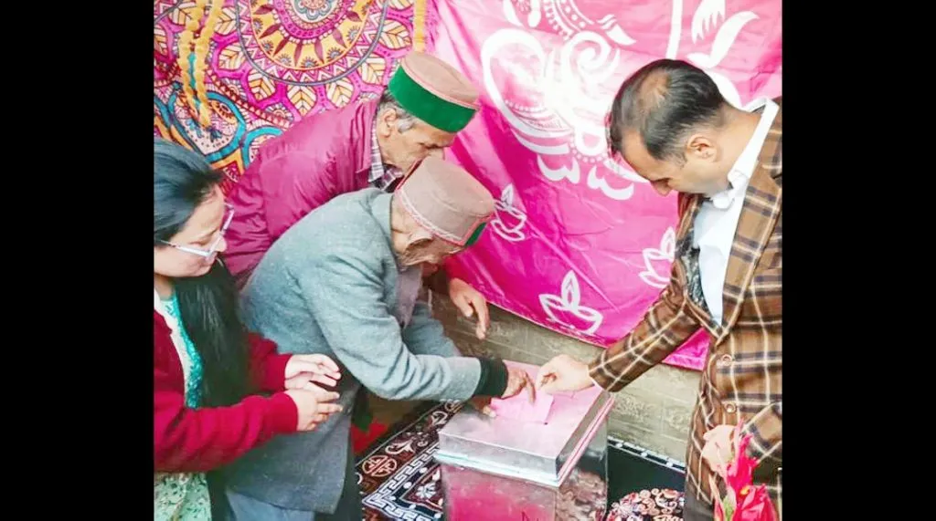 देशाच्या पहिल्या मतदाराचे घरातून मतदान