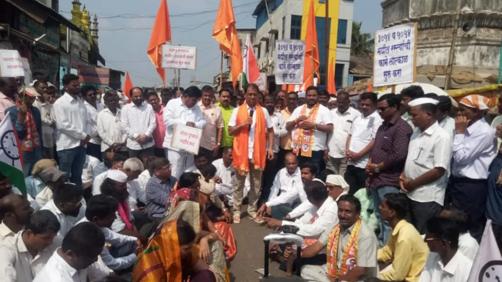 मलकापूर येथे ठाकरे गटाकडून रास्ता रोको आंदोलन; सरकारचा निषेध