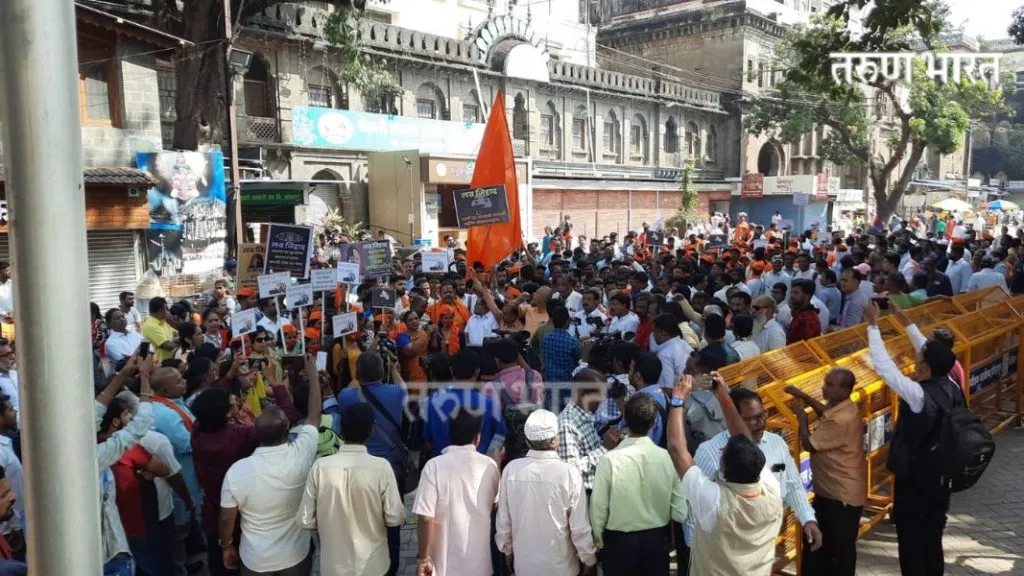 लव जिहाद वरून जुना राजवाडा पोलीस ठाण्याबाहेर हिंदुत्वादी कार्यकर्त्यांचा ठिय्या