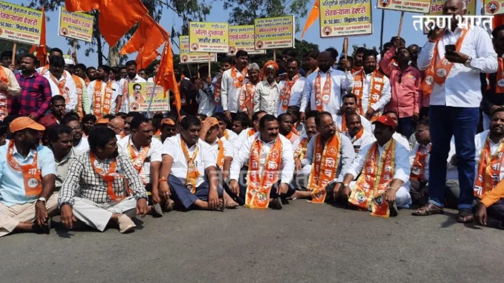 ओला दुष्काळासाठी ठाकरे गटाच्या शिवसेनेकडून कोल्हापूर सांगली रस्त्यावर ठिय्या