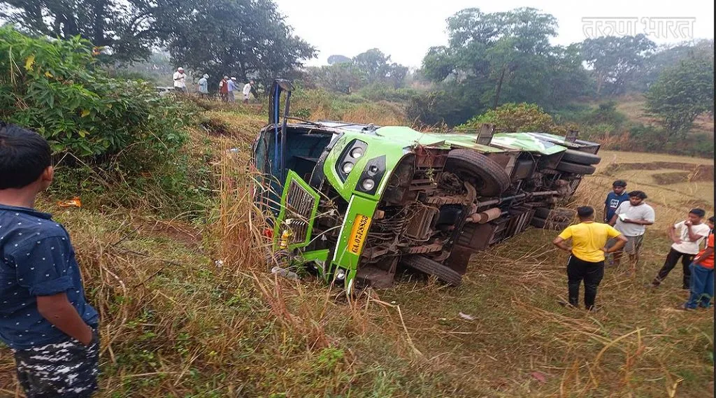 खासगी बस पलटली; वर्हाडी झाले जखमी ….