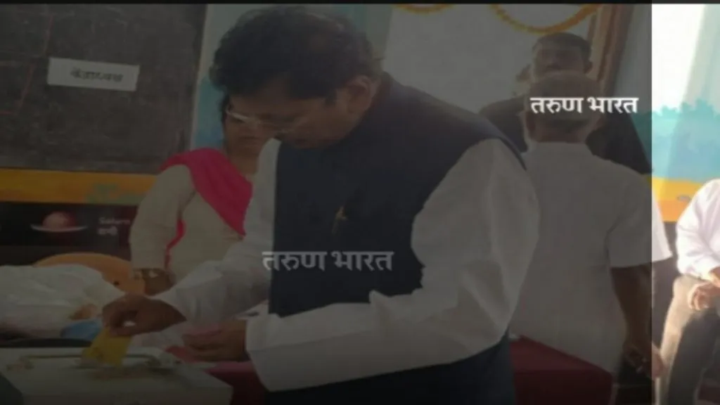 शिक्षण मंत्री दीपक केसरकर यांनी बजावला मतदानाचा हक्क