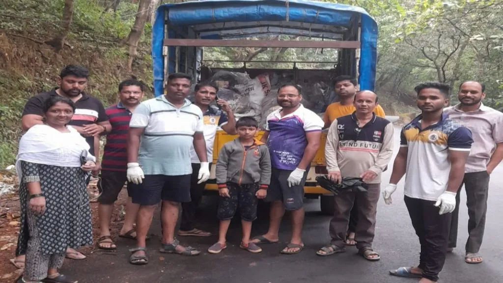 मळगाव ग्रामपंचायतीच्या वतीने मळगाव घाटात स्वच्छता मोहीम संपन्न