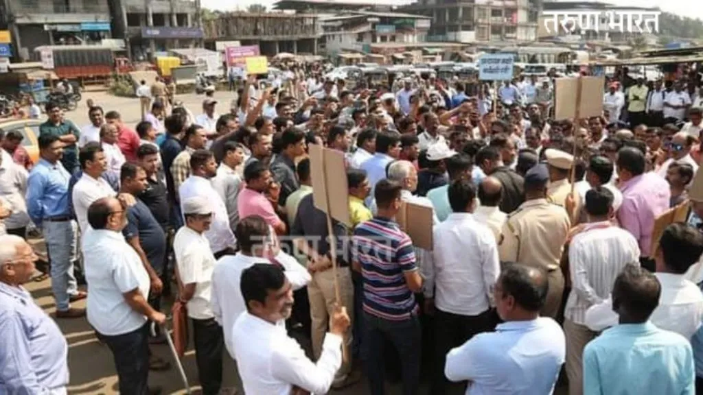 रखडलेल्या मुंबई-गोवा महामार्गासाठी पत्रकार रस्त्यावर; मानवी साखळी करत शासनाचे वेधले लक्ष