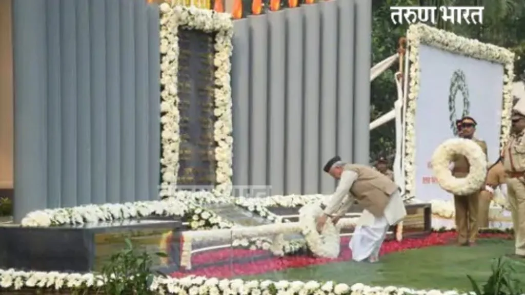 राज्यपाल कोश्यारी पुन्हा वादाच्या भोवऱ्यात; २६/११ हल्ल्यातील शहिदांना चप्पल घालून अभिवादन