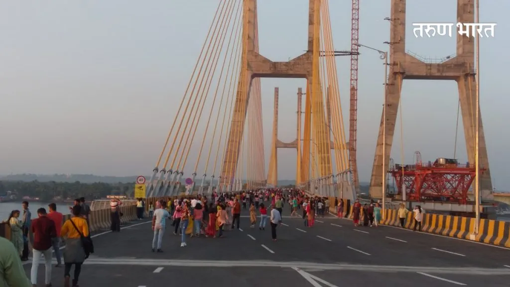झुआरीवरील नवीन पुल पाहण्यासाठी पहिल्याच दिवशी उत्साही गर्दी