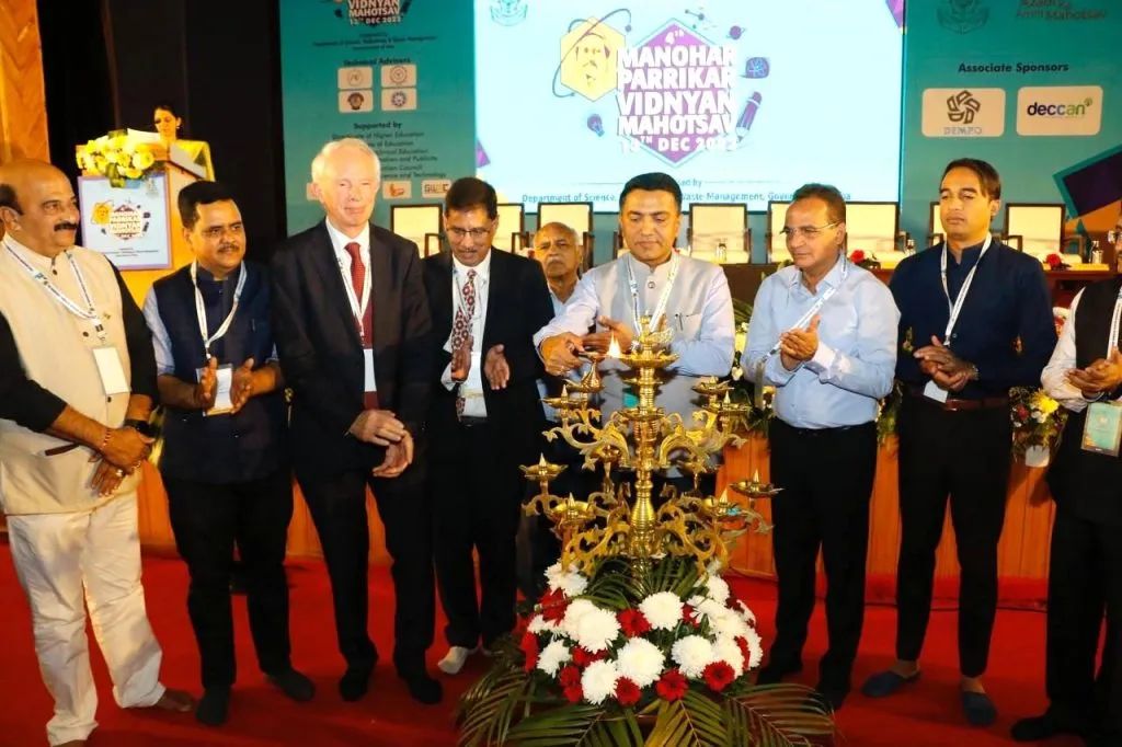 युवा वैज्ञानिकांना मनोहर पर्रीकर