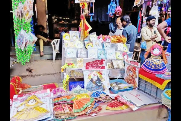गुरुवारच्या पूजेसाठी बाजारात रेलचेल
